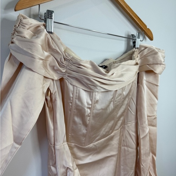 PrettyLittleThing Champagne Satin Pleat Detail Bardot Flared Sleeve Shift Dress - Picture 7 of 9